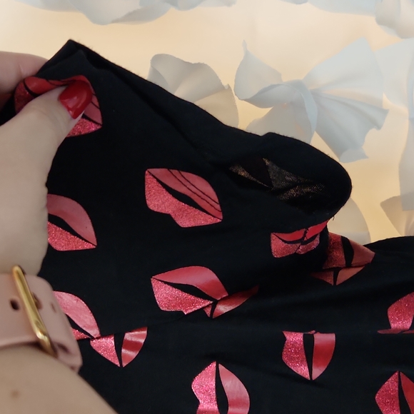 Lane Bryant Lip 💋 Pattern VNeck Tee, 14/16, Valentine's Day Shirt, Black - Picture 9 of 10